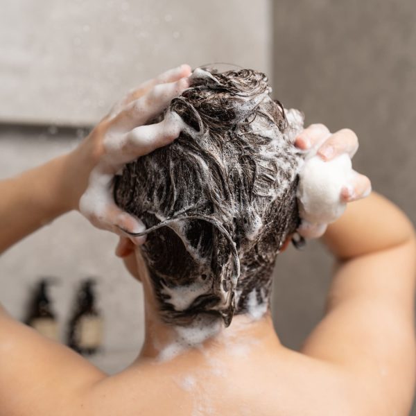 Greenskin Shampoo Bar Naturkosmetik auf Haare aufgetragen